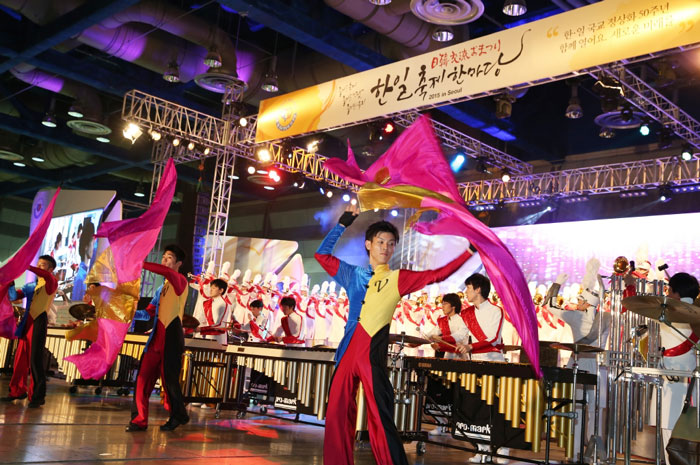함께 열어요 새로운 미래를'이라는 주제로 20일 서울 삼성동 코엑스에서 열린 ‘제11회 한일축제한마당 in Seoul’ 개막식에서 펼쳐진 한국과 일본의 문화공연