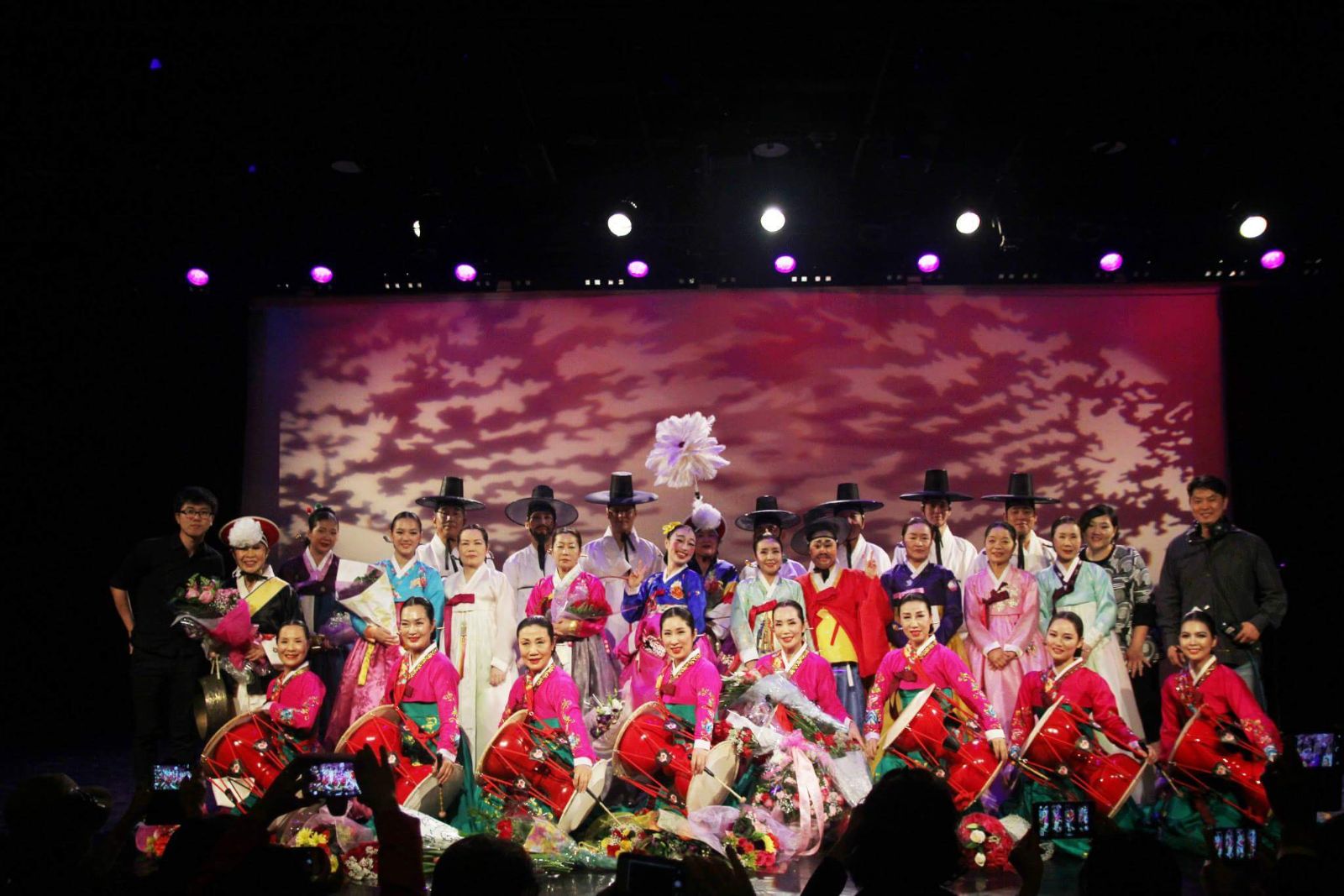 명인열전에 초청된 무형문화재급 전통예술인들의 단체사진.