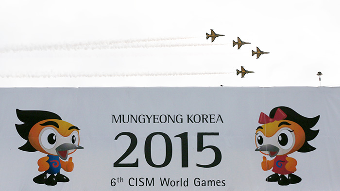 30일 경상북도 문경 상공에서 개막식 에어쇼 리허설이 진행되고 있다.