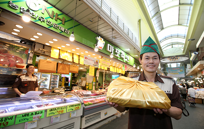 망원시장 내 마포축산 직원이 한우 선물세트를 들어 보이며 환하게 웃고 있다. 명절 선물 가운데 하나인 한우선물세트는 평소 대비 3배 이상 주문되고 있다고 밝혔다.