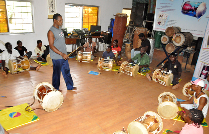 주(駐) 나이지리아 한국문화원에 장구교실을 열고 있는 이시오마 윌리엄스는 한국 전통음악을 선보이는 현지 공연팀을 만들겠다는 포부를 숨기지 않는다.