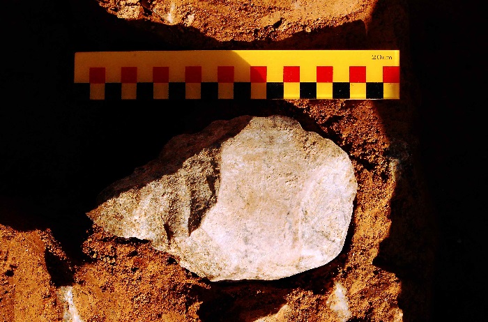 경기도 연천군 남계리 유적에서 출토된 구석기시대 주먹도끼.