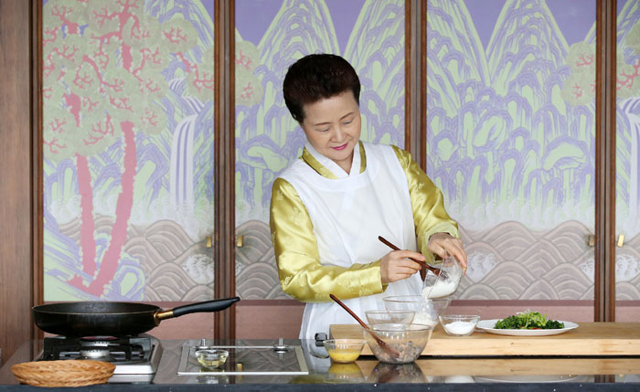 손질한 재료에 밀가루, 멥쌀가루, 소금, 물을 붓고 고루 섞어 반죽을 만든다.