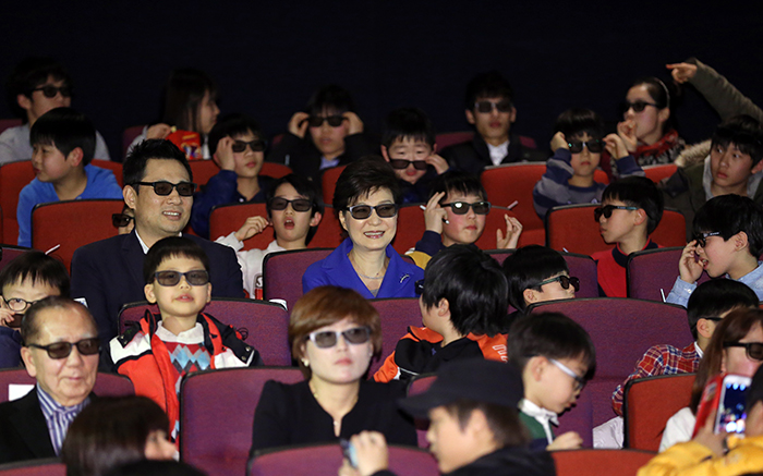 박근혜 대통령이 2014년 1월 29일 첫 ‘문화가 있는 날’을 맞아 찾은 대한극장에서 3D 애니메이션 ‘넛잡’ 을 감상하고 있다.