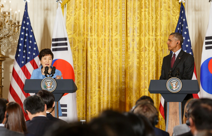 박근혜 대통령이 버락 오바마 미국 대통령과 16일 워싱턴 백악관에서 정상회담을 마치고 공동 기자회견을 하고 있다.2
