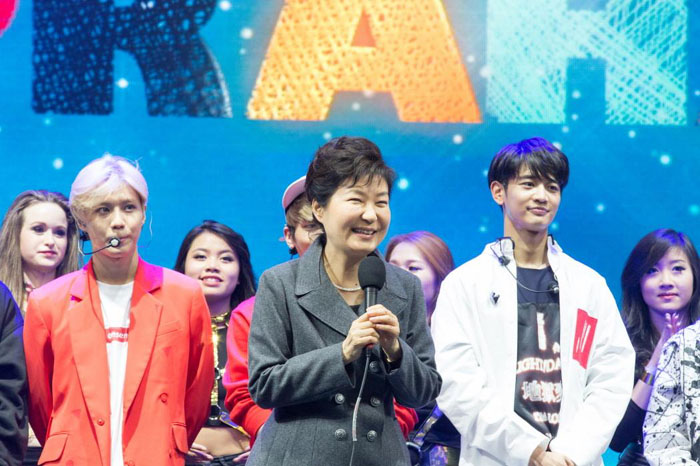 박근혜 대통령이 4일 체코 프라하에서 열린 케이팝 콘서트를 관람한 뒤 케이팝 팬들에게 인사말을 하고 있다.