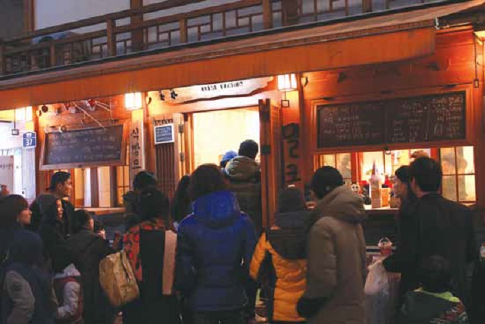 서울 종로구 삼청동 ‘팔판길’의 맛집 중 하나인 부드러운 우유 식빵가게가 사람들로 붐비고 있다.