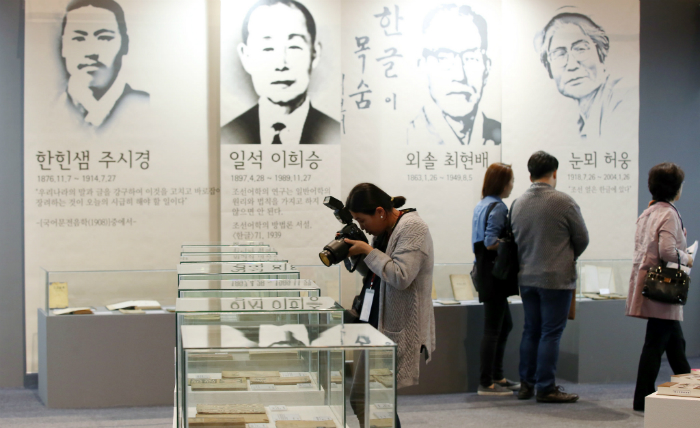 ‘2015 서울국제도서전’ 방문객들이“다시 찾은 우리 말, 우리 책, 세계가 읽는 우리 책” 전시에 선보인 광복 초기 한글 출판물과 국어학자들의 저서를 살펴보고 있다.