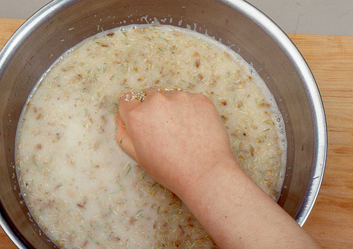 엿기름가루에 미지근한 물을 붓고 30분 정도 불린다.