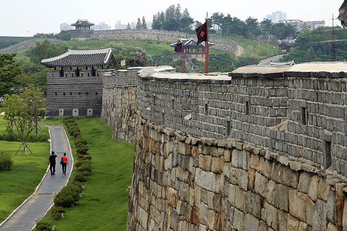조선 22대 왕 정조(1752-1800) 때 정약용이 개발한 거중기를 이용, 2년 9개월 만에 완공된 수원화성. 동서양의 군사시설 이론이 잘 반영되어 있으며 방어기능이 뛰어나 건축학적으로도 높이 평가 받는다.