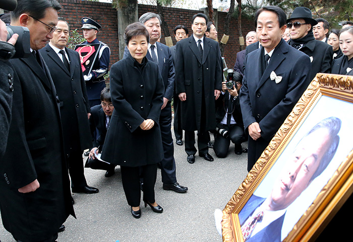 박근혜 대통령이 26일 서울대병원에서 대통령 고(故) 김영삼 전(前) 대통령의 운구차 앞에서 고인의 영정을 바라보고 있다.