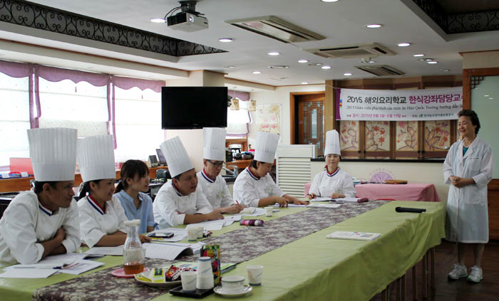 한국전통음식연구소에서 지난 8월 3일부터 19일까지 열린 ‘2015 해외요리학교 한식강좌 담당교수 양성교육’에 참가한 베트남 하노이 관광대학 교수들에게 설명하는 윤숙자 소장(오른쪽)