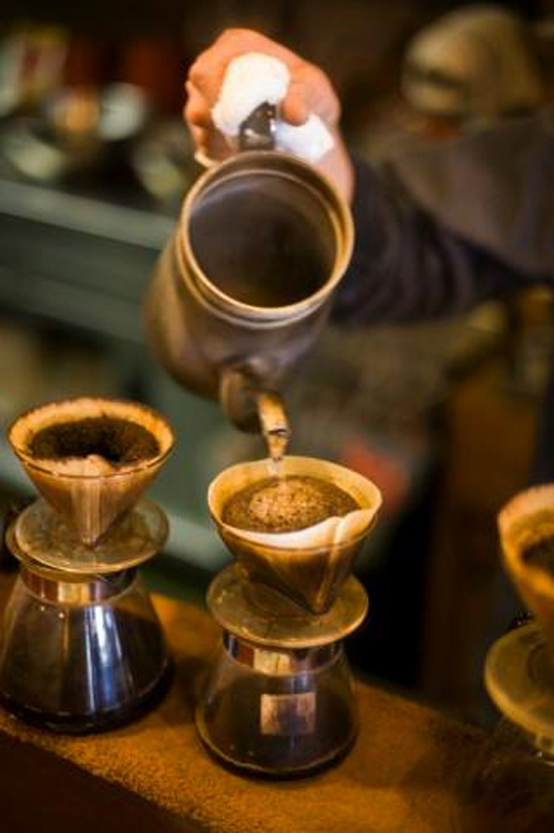 직장, 가정에서 많이 찾고 있는 커피 추출도구. 사다리꼴 모양의 도구(사진 위)에 종이필터를 꽂고 커피 가는 기구(사진 아래)로 간 커피를 넣은 뒤 뜨거운 물을 부어서 커피를 내려 마신다.