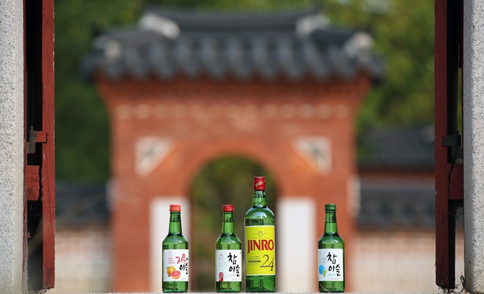 하이트진로는 태국 현지에서 참이슬 클래식, 자몽에 이슬, 그리고 한국에서는 판매하지 않는 ‘진로24’를 출시해 판매하고 있다.