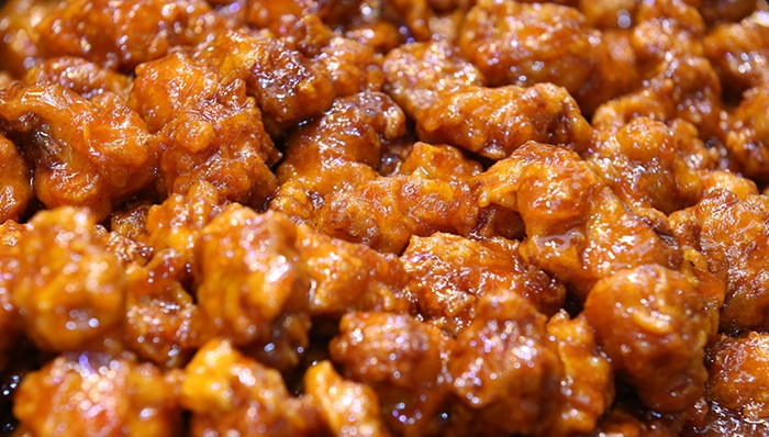 망원시장에서는 고로케, 닭강정, 칼국수 등 저렴하고 맛있는 길거리 음식을 즐길 수 있다.2