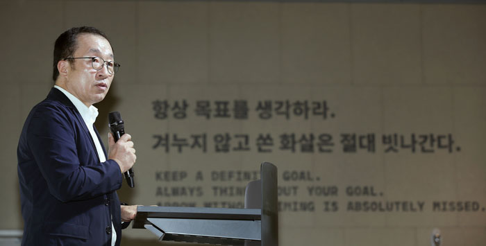 16일 서울 청담동에서 열린 준오 아카데미 준공식에서 연설중인 강윤선 준오헤어 대표(사진 위)와 황석기 공동대표 (사진 아래).