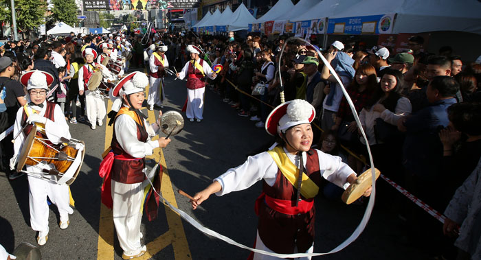 17일 오후 이태원에서 열린 지구촌축제 글로벌 퍼레이드 현장. 이날 퍼레이드에는30개 팀, 1000명이 참가했다.