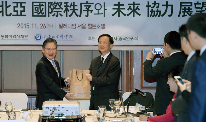 김호섭 이사장(왼쪽)과 리우밍 소장(오른쪽)이 선물을 교환하고 있다. 동북아역사재단과 상하이사회과학원 국제관계연구소는 2013년부터 매년 정기 학술교류대회를 개최해왔다.