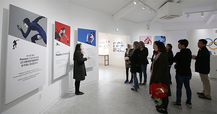 2018 평창 동계올림픽 홍보체험관에서 경기장의 공사현황과 준비상황을 설명받고 있는 관광객들.
