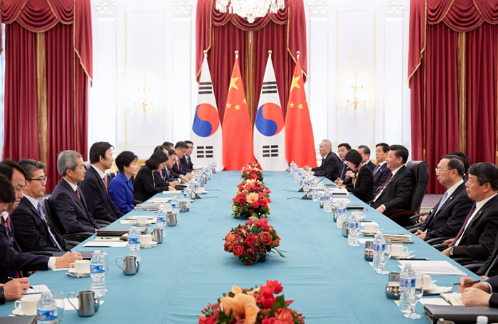 박근혜 대통령과 시진핑 중국 국가주석이 31일 오후(현지시간) 미국 워싱턴에서 열린 한·중 정상회담에서 현안에 대해 발언하고 있다.