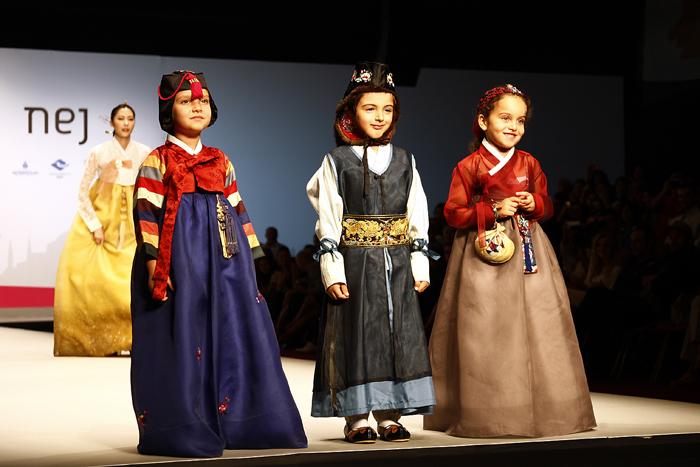 터키 어린이 세 명이 한국의 전통 의상인 한복을 입고 무대에 올라 파이널을 장식했다. 