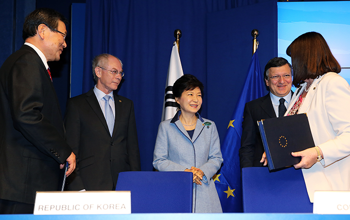 한- EU 정상회담 후 최문기 미래창조과학부 장관(왼쪽)과 메르 제오게한-퀸(Maire Geoghegan-Quinn) 연구혁신•과학담당 집행위원의 ‘한•EU 우수연구자 교류협력 이행약정 서명식을 박근혜 대통령(뒷줄 가운데)과 EU정상이 참관하고 있다. (사진: 청와대)