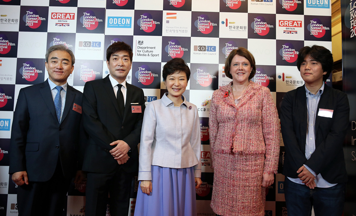 박근혜 대통령(가운데)이 6일 제8회 런던한국영화제(11.6∼17) 특별시사회에 참석, 두 나라 관계자들과 함께 사진촬영에 응하고 있다.(사진: 전한) 