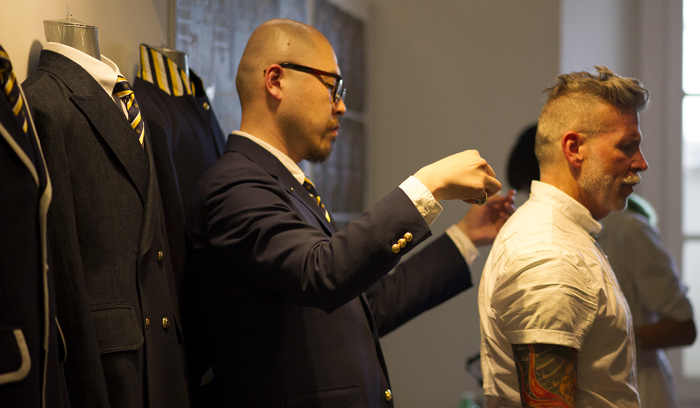 디자이너 지일근 씨(왼쪽)가 ‘인스탄톨로지’ 부스를 찾은 니만 마커스 백화점의 남성복 총괄 엠디(MD) 닉 우스터의 옷을 맞추고 있다. (사진제공: 문화체육관광부)