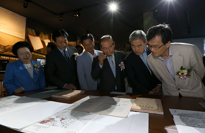 22일 ‘휴전 그리고 대한민국 60년’ 특별전 개막식에 참석한 유진룡 문화체육관광부 장관(오른쪽에서 두번째)과 참석인사들이 전시물을 보고 있다. 전한 기자