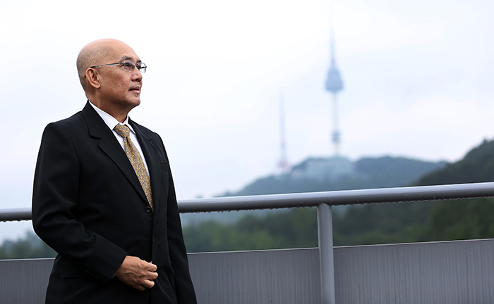 루이스 티 크루스 주한 필리핀 대사가 남산N타워가 보이는 대사관 옥상에서 서울전경을 바라보고 있다.