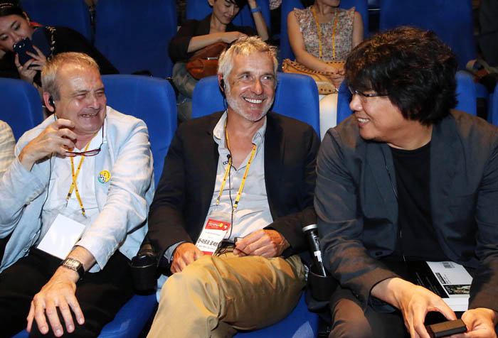 (왼쪽부터) 뱅자맹 르그랑, 장마르크 로셰트, 봉준호 감독이 영화 ‘설국열차’ 관람에 앞서 환하게 웃고 있다. (사진: 한국만화영상진흥원)