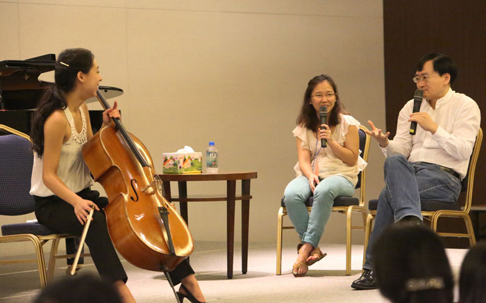 중국의 첼리스트 지안 왕(오른쪽)이 ‘첼로 마스터 클래스’에서 학생을 지도하고 있다. ‘대관령국제음악제’ 기간 동안에는 12개 국가에서 선발된 140여명의 학생들이 참여하는 음악학교도 함께 열려 국내외 음악가들이 젊은 음악도들을 지도하는 프로그램에 참여한다. (사진제공: 커뮤니크) 