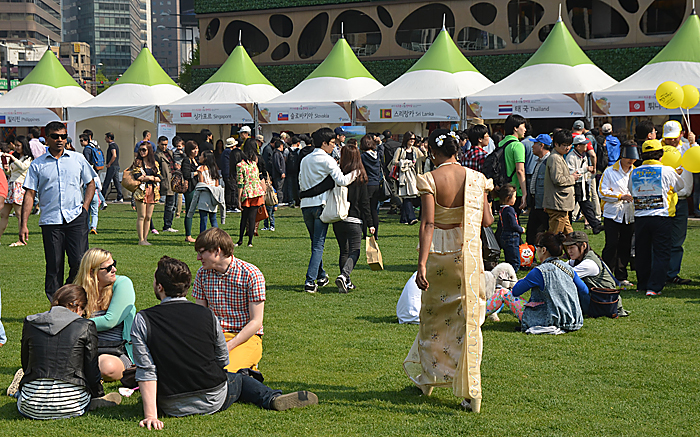 축제 기간 동안 서울광장에 마련된 부스에서 관광객들은 전 세계 60여 개국의 전통문화와 관광정보를 한 눈에 살펴볼 수 있었다. (사진: 존 던바)
