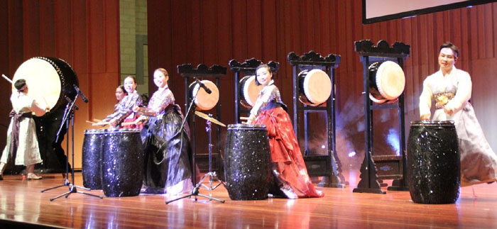 한국 대표단이 지난 9월 22일 호주 캔버라 호주국립대(ANU)에서 한복패션쇼와 다양한 공연을 펼치고 있다.