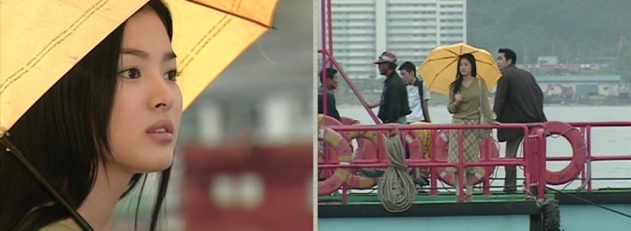 아바이마을로 들어가는 갯배 위에서 서로 엇갈리는 송혜교(은서役)와 송승헌(준서役).