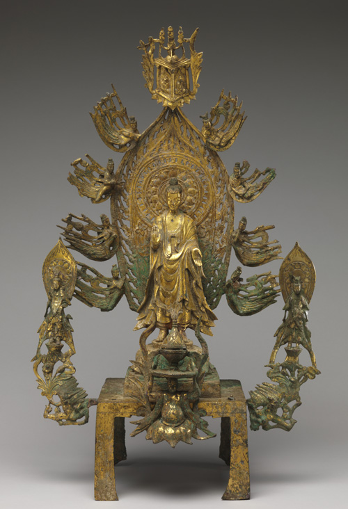 520-530년대 중국 허베이 성에서 제작된 ‘중국식 법의를 입은 부처’
