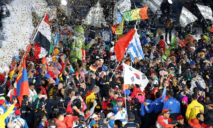 ‘2015 경북문경 세계군인체육대회’참가선수들이 폐막식에서 자국 국기를 흔들고 사진을 찍으며 즐거워하고 있다.3