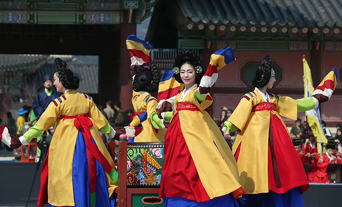 ‘한국의집 예술단’ 단원들이 27일 경복궁에서 무고무 공연을 선보이고 있다.