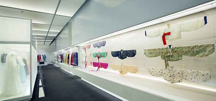 저고리와 치마가 분리된 전시 코너에서는 한복이 시대에 따라 변화되어 온 디자인의 차이를 확연하게 알 수 있다.