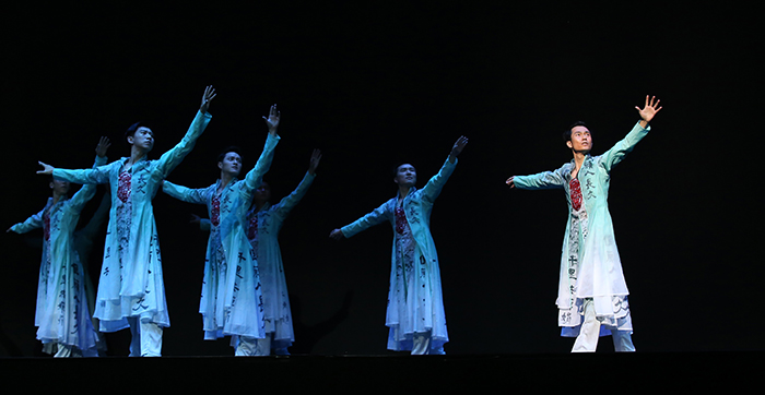 중국 동방공연예술단(위)와 한국의 장구춤은 역동적인 무대로 관람객들의 큰 박수를 받았다.