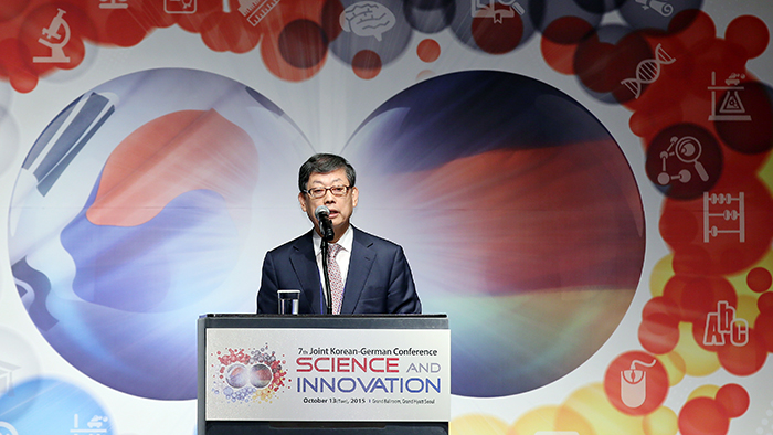 김황식 전 국무총리가 컨퍼런스 개회사를 하고 있다.