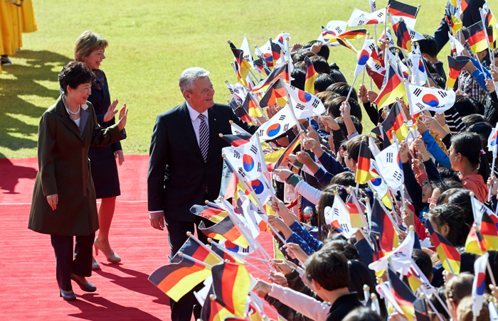 박근혜 대통령과 국빈 방문한 요하임 빌헬름 가우크 독일연방 대통령이 12일 청와대에서 공식환영식 사열을 받고 있다.2