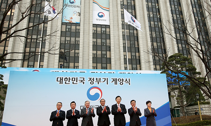 대한민국 정부기 게양식이 열린 29일 각 부처 장관들이 새로운 대한민국 정부기 게양을 축하하고 있다. 사진 왼쪽에서부터 이근면 인사혁신처장, 박인용 국민안전처 장관, 김종덕 문화체육관광부 장관, 홍윤식 행정자치부 장관, 윤병세 외교부 장관, 홍용표 통일부 장관, 강은희 여성가족부 장관.