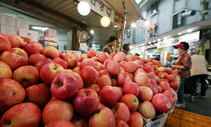 망원시장 내 과일가게를 찾은 손님들이 사과와 감을 고르고 있다. 농촌진흥청은 평년보다 20% 이상 많은 일조량을 기록했던 올해는 그 어느 해보다 맛있는 과일을 맛 볼 수 있다고 밝혔다.2