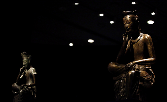 한국을 대표하는 두 점의 반가사유상이 나란히 전시돼 있다.