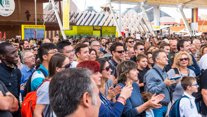 밀라노 엑스포 한국관 방문객들이 옹알스의 공연을 보며 즐거워하고 있다.