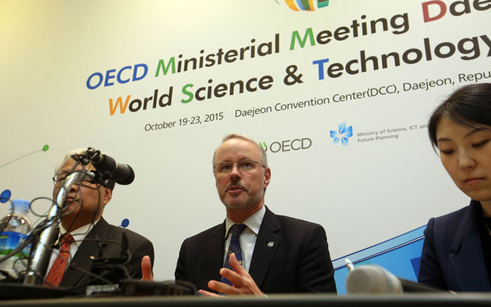 데이비드 밀러 NASA 최고기술책임자가 19일 세계과학기술포럼에서 인터뷰하고 있다.