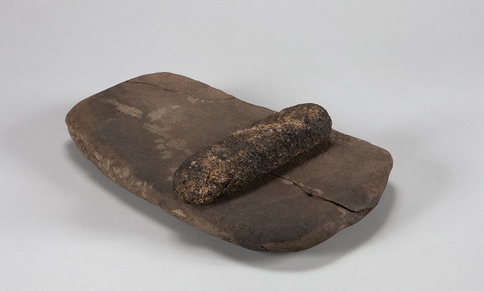 신석기인들이 견과류와 곡물의 껍질을 벗기거나 가루로 빻기 위해 만든 갈돌과 갈판.