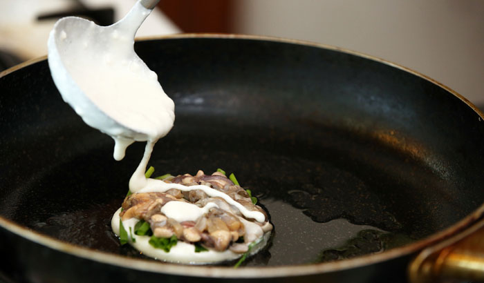 달궈진 팬에 식용유를 두른 뒤 반죽을 둥그런 모양으로 올린다.