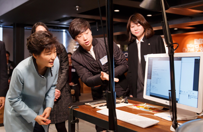 박근혜 대통령이 2015년 2월 문화창조융합센터를 방문, 벤처기업 관련자들과 대화하고 있다.